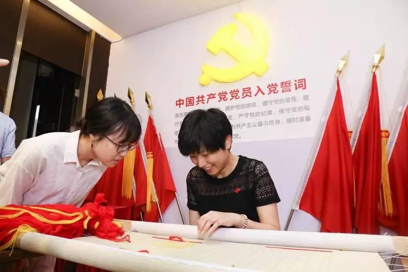 冷知识分享平台-发现奇闻异事,尽在足球正式比赛中,每对正式上场队员最少为几人?!
